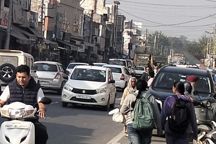 Along with the city of Garhsankar, also in the town of Mahilpur, the passers-by are troubled by the long traffic jam.